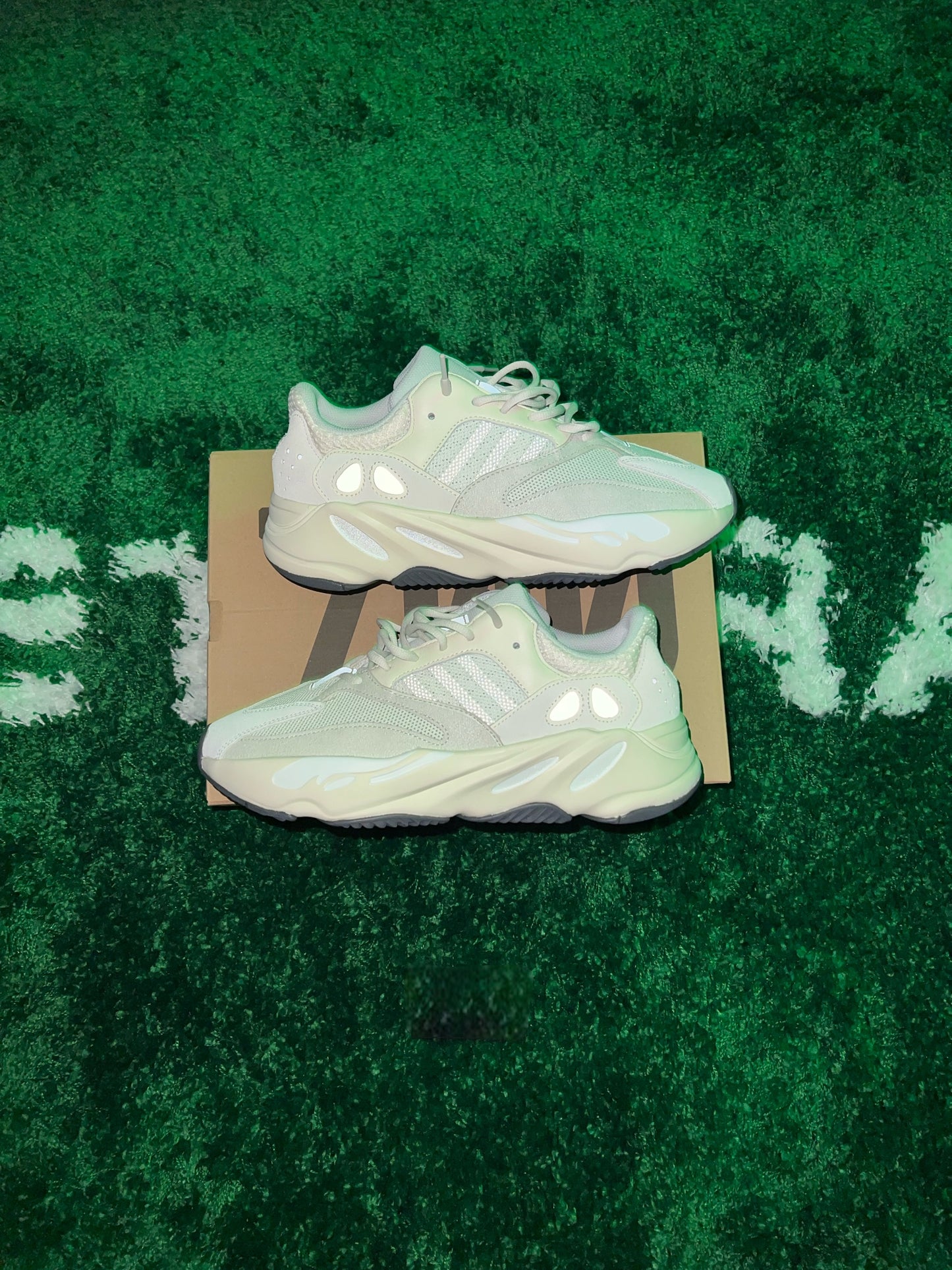 Yeezy Boost 700 Analog - Size 11