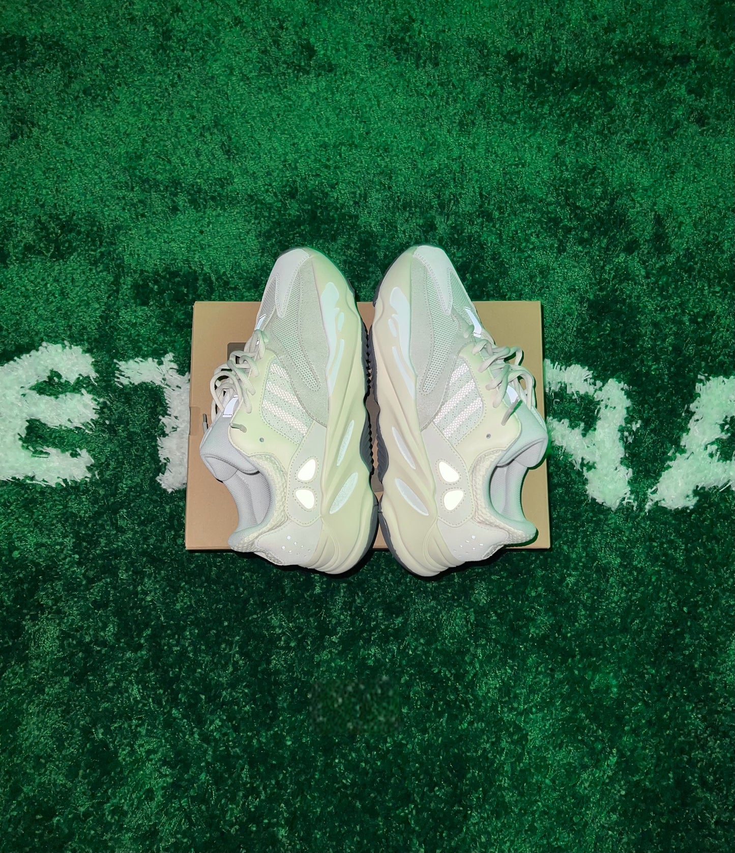 Yeezy Boost 700 Analog - Size 11